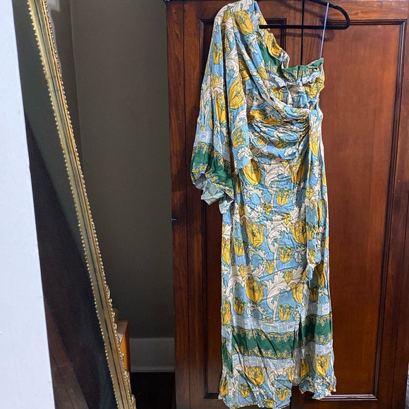 Gorgeous one shoulder dress - Picture 3 of 8